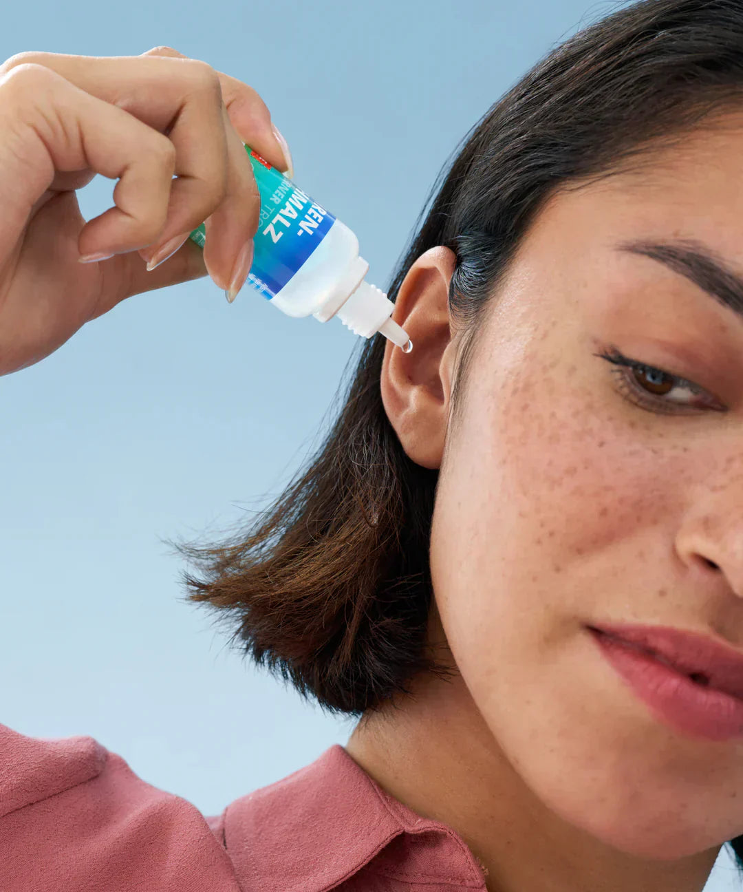 Une femme qui nettoie son oreille.