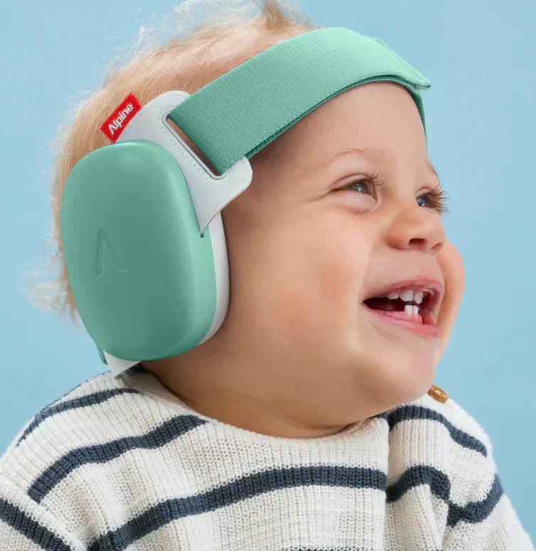 Un bébé portant des bouchons d’oreille Alpine Muffy Baby.