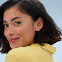 Femme portant Alpine Silence et souriant