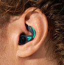 Un homme portant des bouchons d’oreille Alpine WaterSafe Pro.