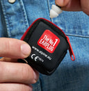 Cycliste portant des bouchons d’oreille pour se protéger du vent