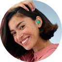 vrouw met softsilicone in haar oor