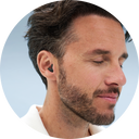 Man met alpine silence in zwart en zijn ogenzijn dicht