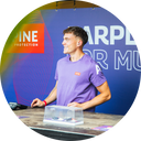 Man bij verkoopstand op een festival