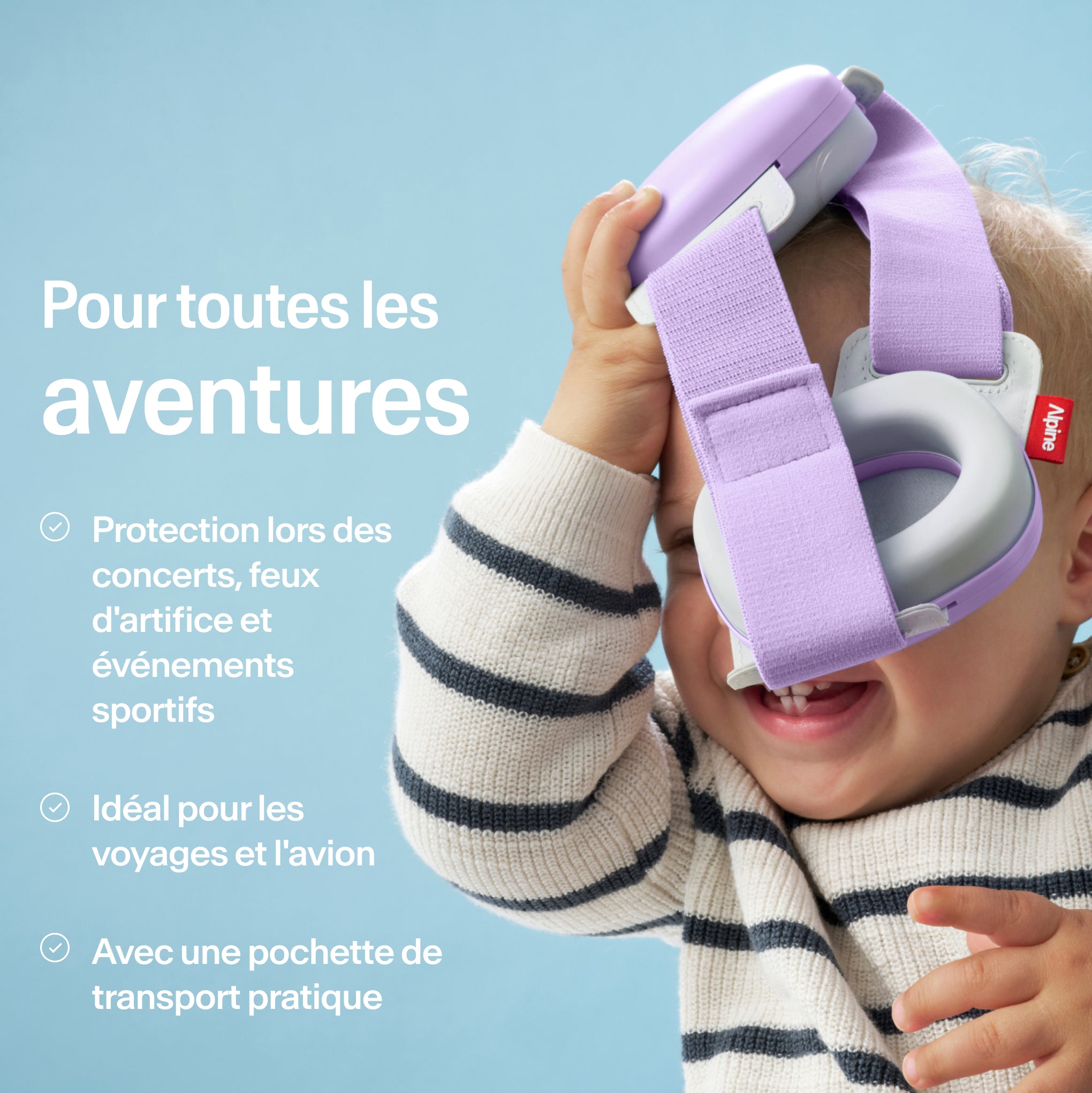 Bébé tenant Alpine Muffy Baby en dawn purple en main avec USPs pour utilisation #color_dawn-purple