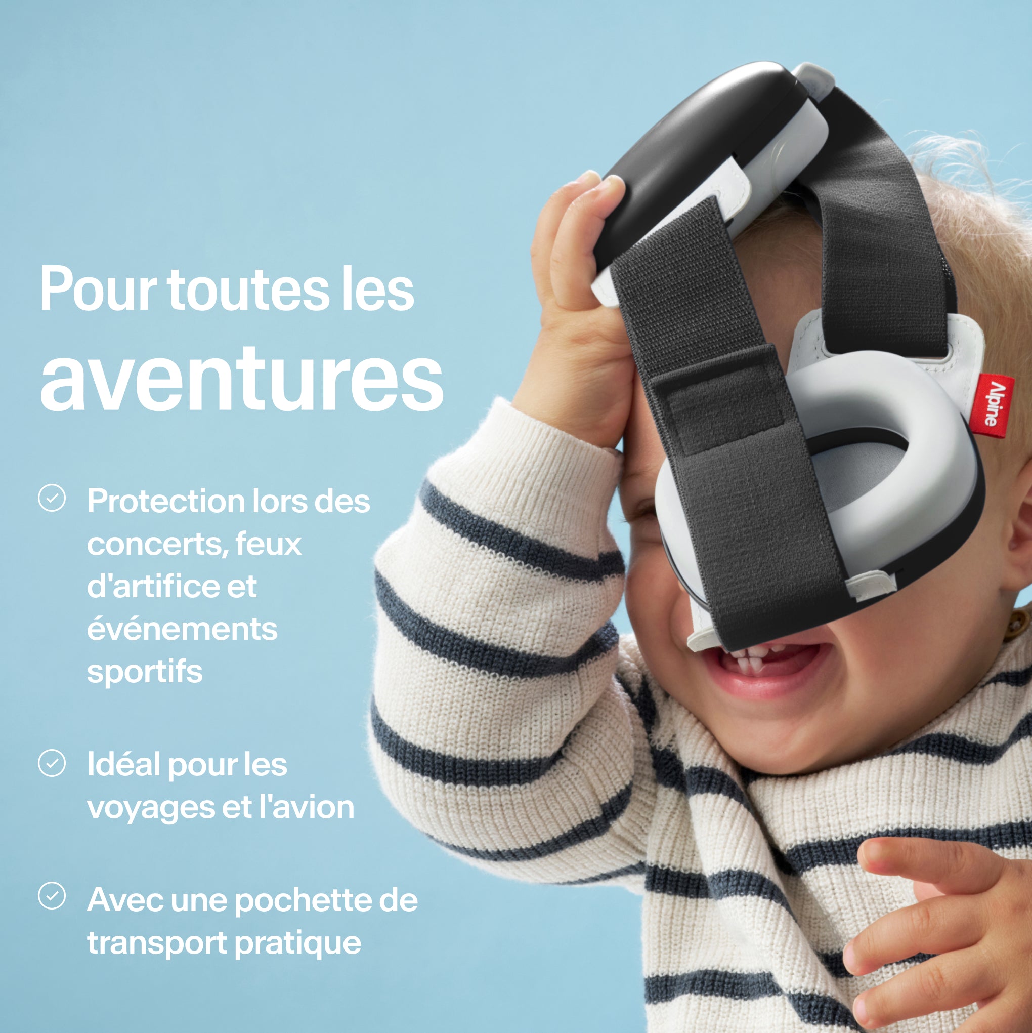 Bébé tenant Alpine Muffy Baby en noir en main avec USPs pour utilisation #color_dusk-black