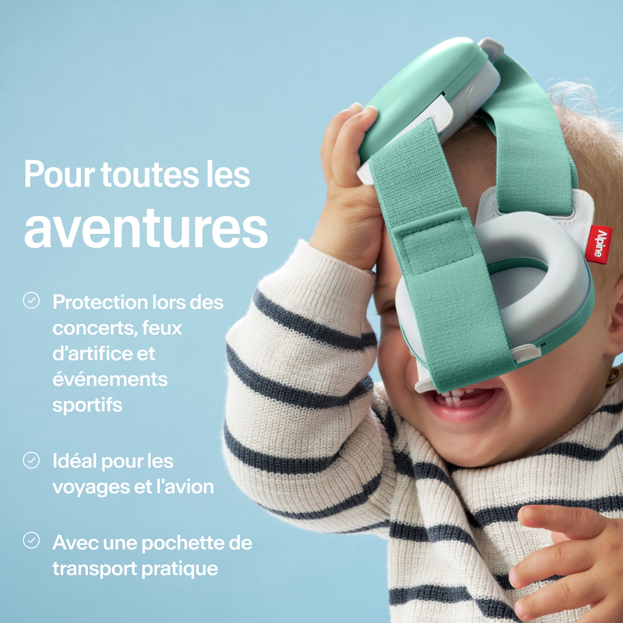 Bébé tenant Alpine Muffy Baby en sage green en main avec USPs pour utilisation