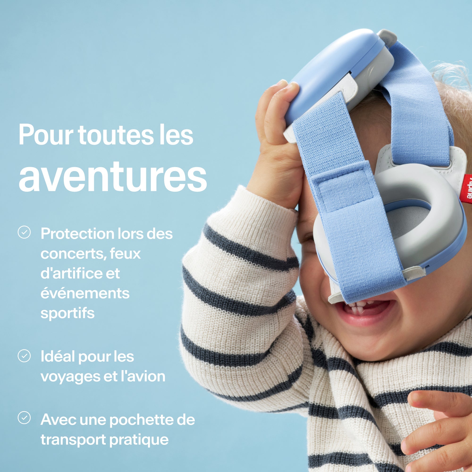 Bébé tenant Alpine Muffy Baby en sky blue en main avec USPs pour utilisation