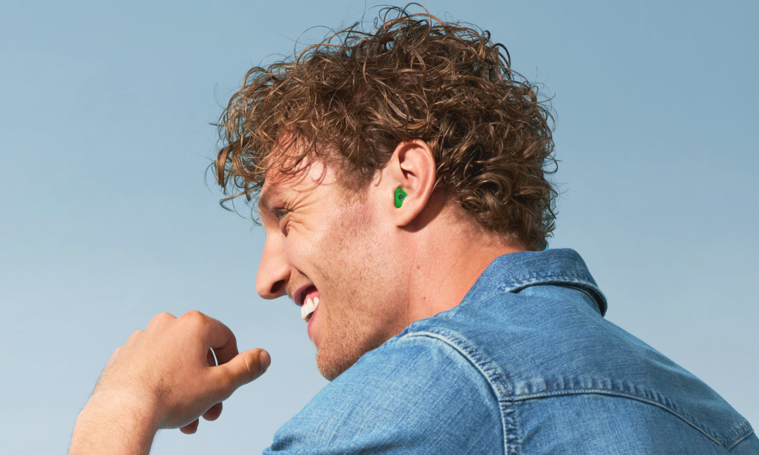 Homme portant des bouchons d’oreilles Alpine Sur Mesure