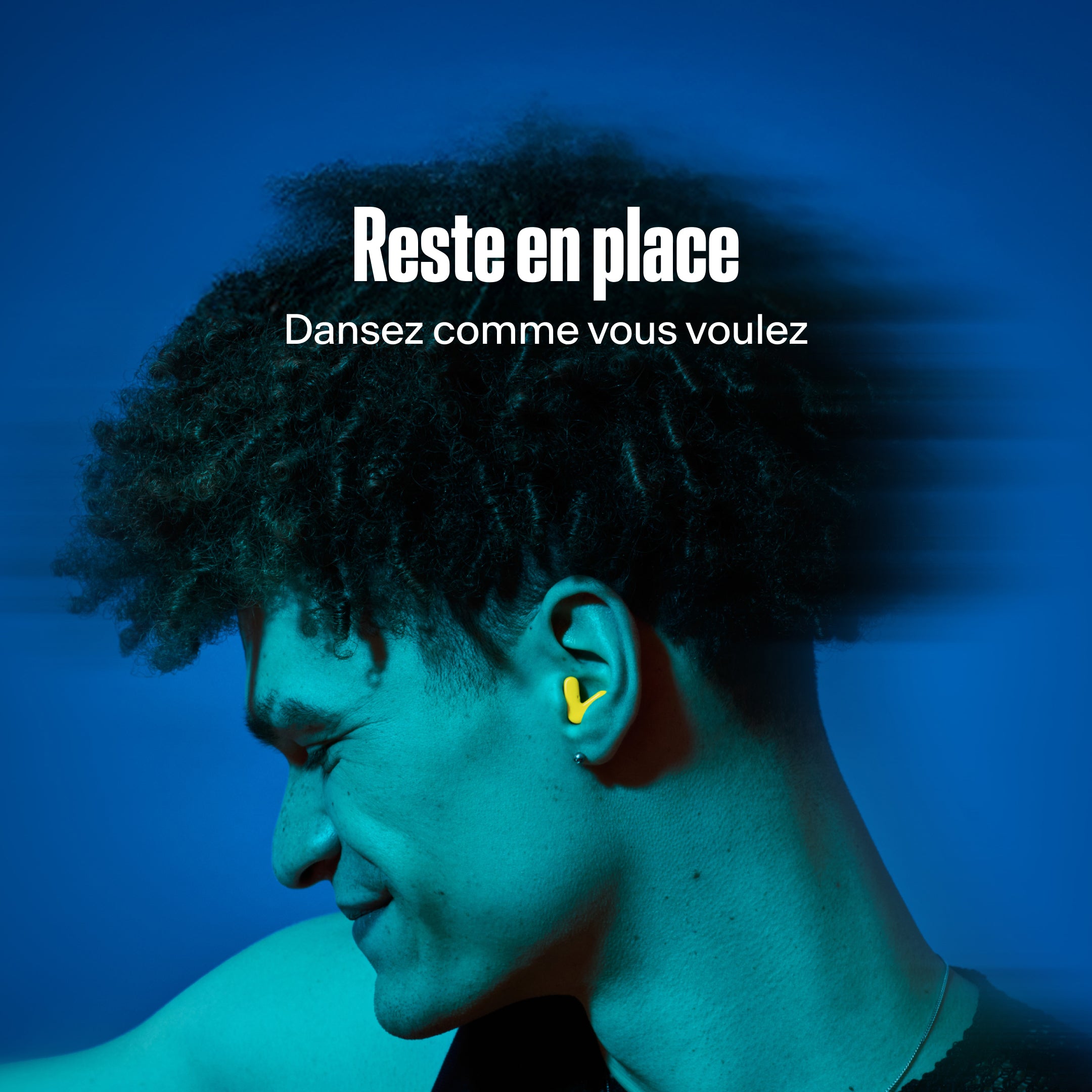 Homme portant Alpine Tune en neon-yellow en train de danser