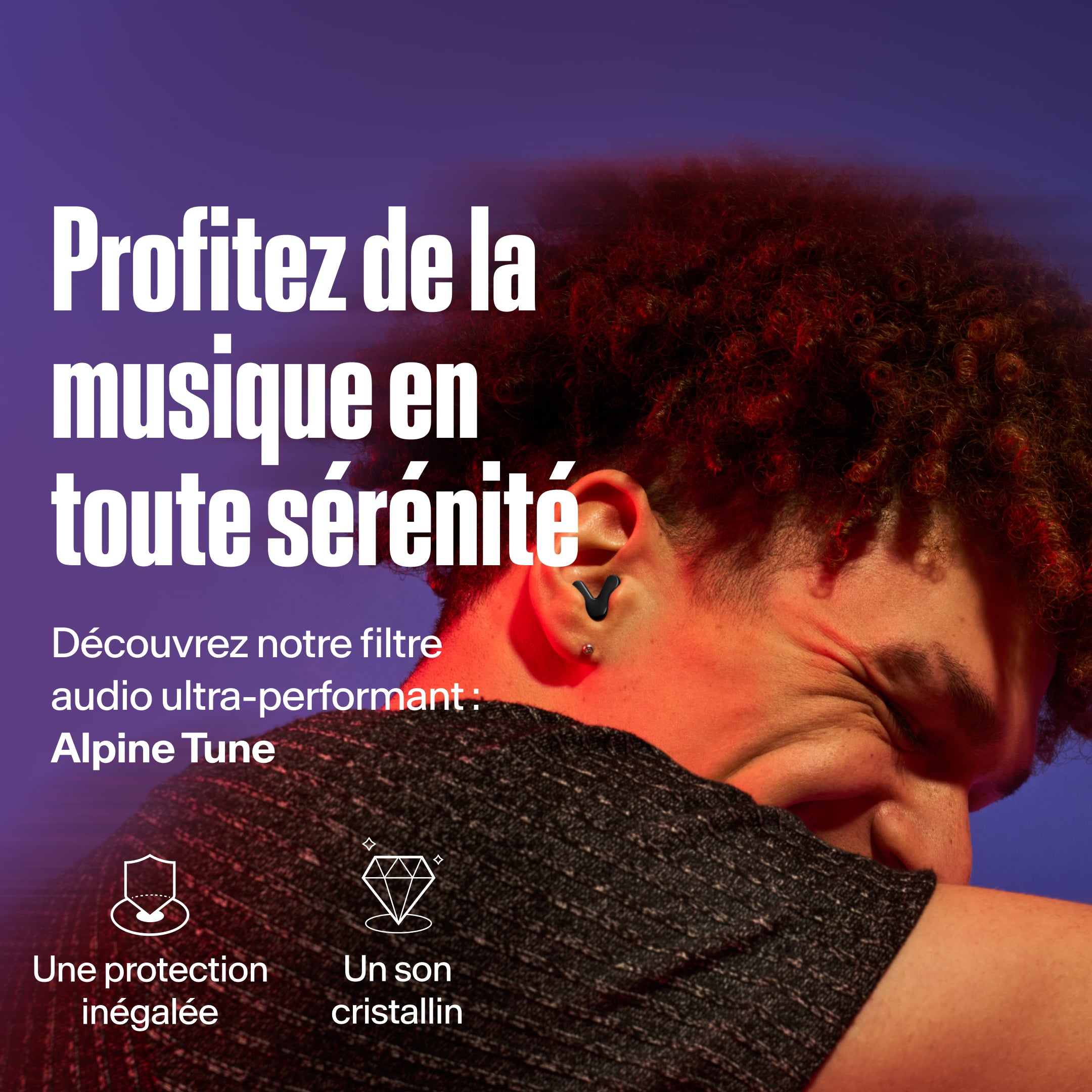 Homme portant Alpine Tune en black – montre le filtre musical avancé