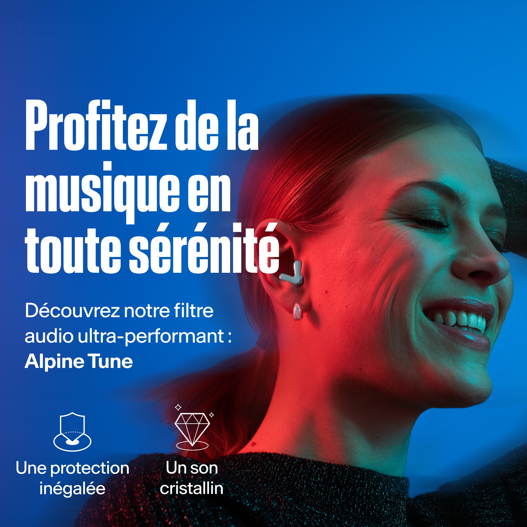 Femme portant Alpine Tune en silver – montre le filtre musical avancé