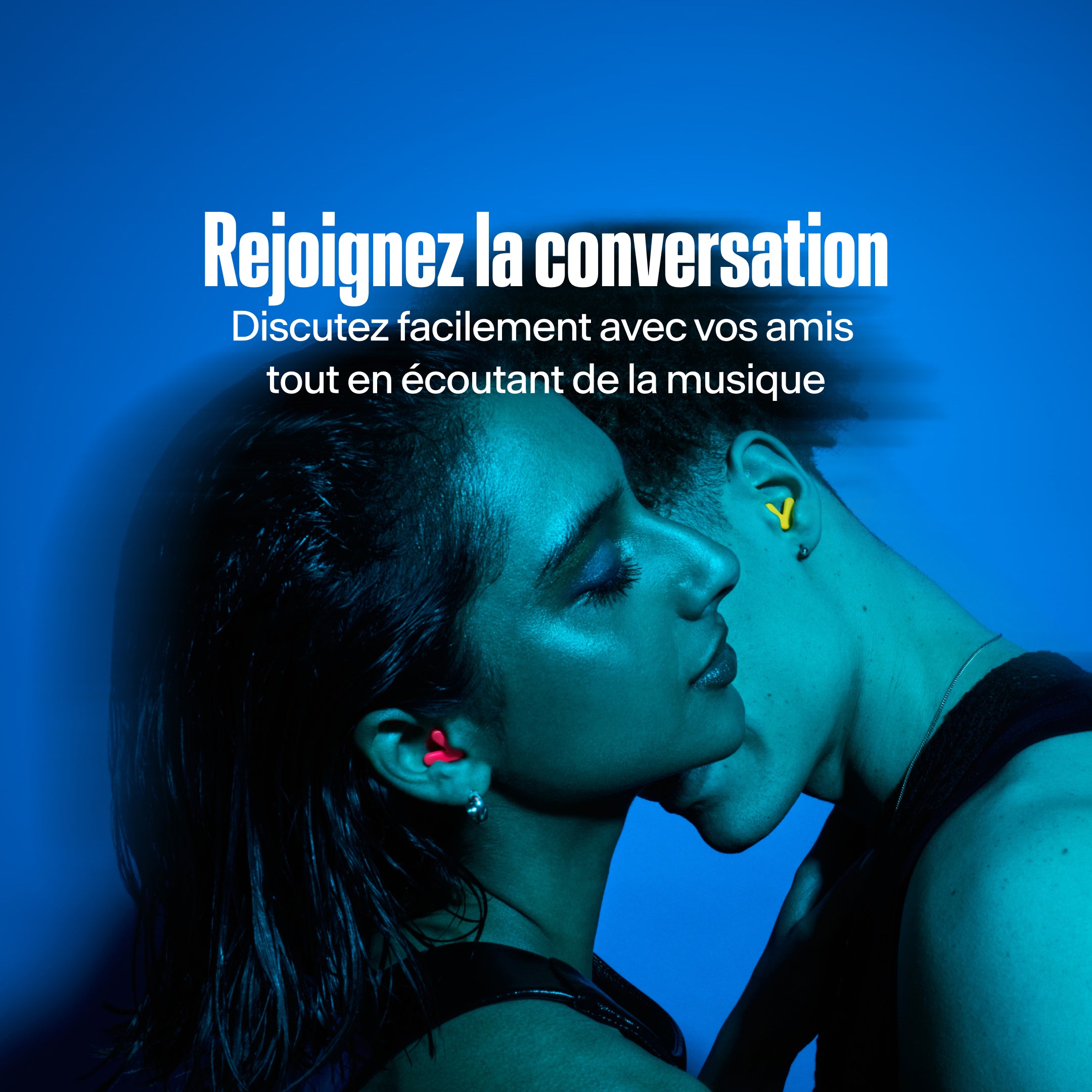 homme et femme avec Alpine Tune en neon-pink et neon-yellow dansent ensemble