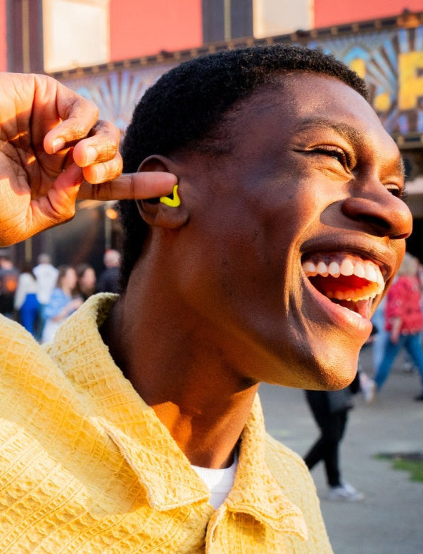 man draagt alpine tune in geel