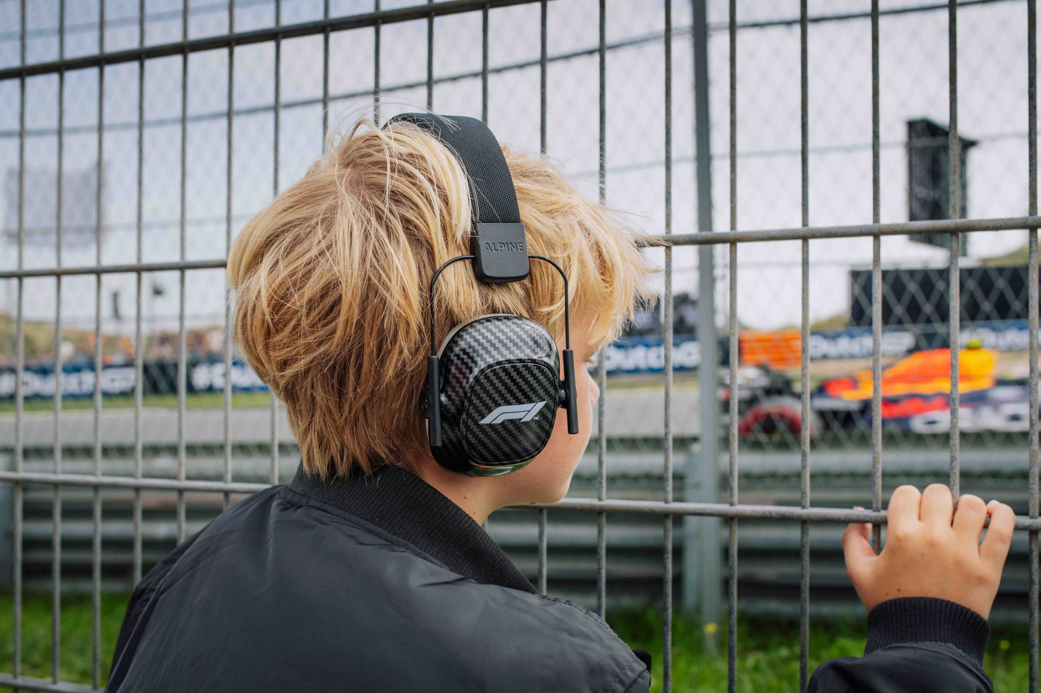 formel ohrenschutz an der rennstrecke von einem jungen getragen