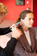 Vrouw krijgt oor opgemeten voor op maat gemaakte Alpine oordoppen