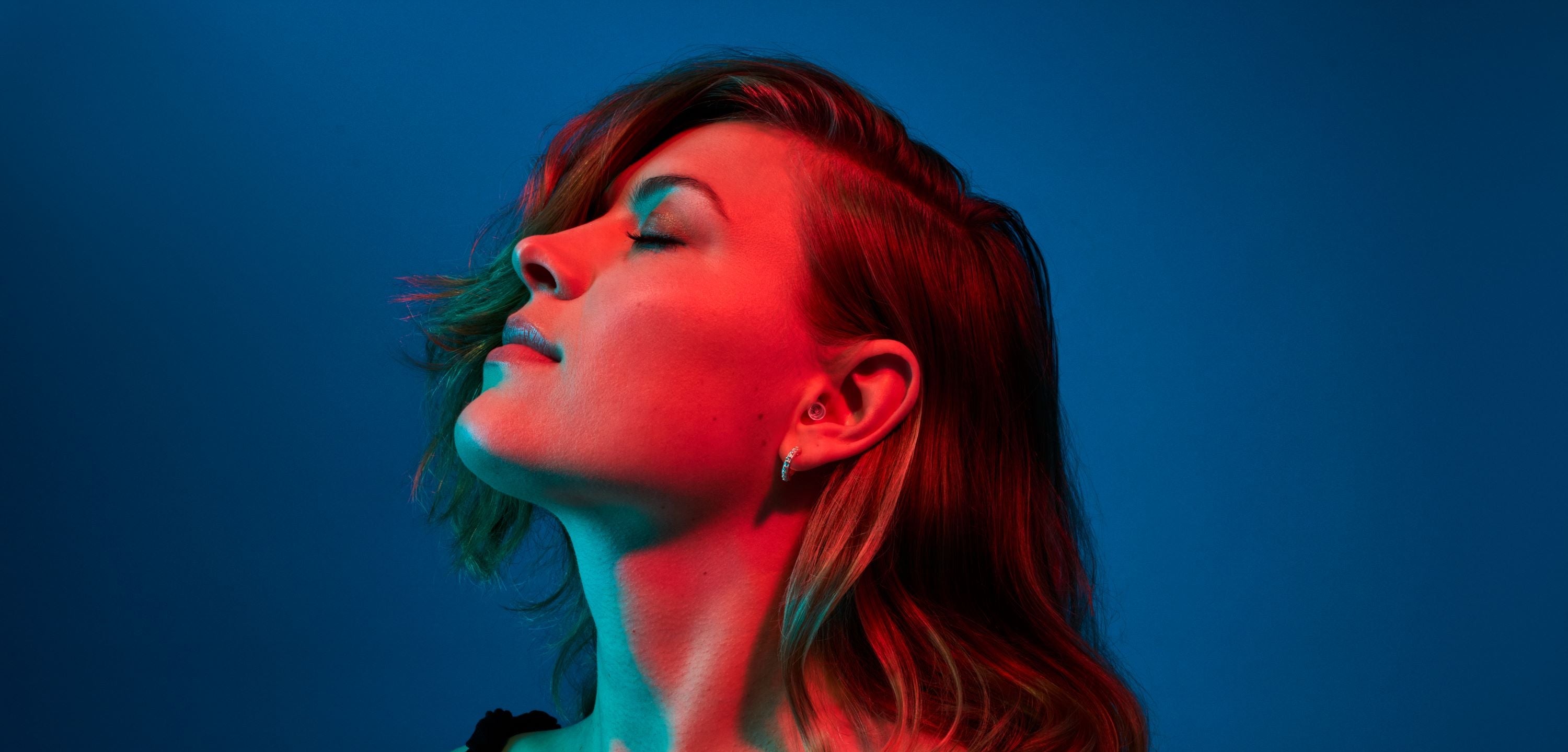 femme portant des bouchons d& de alpine partyplug transparent