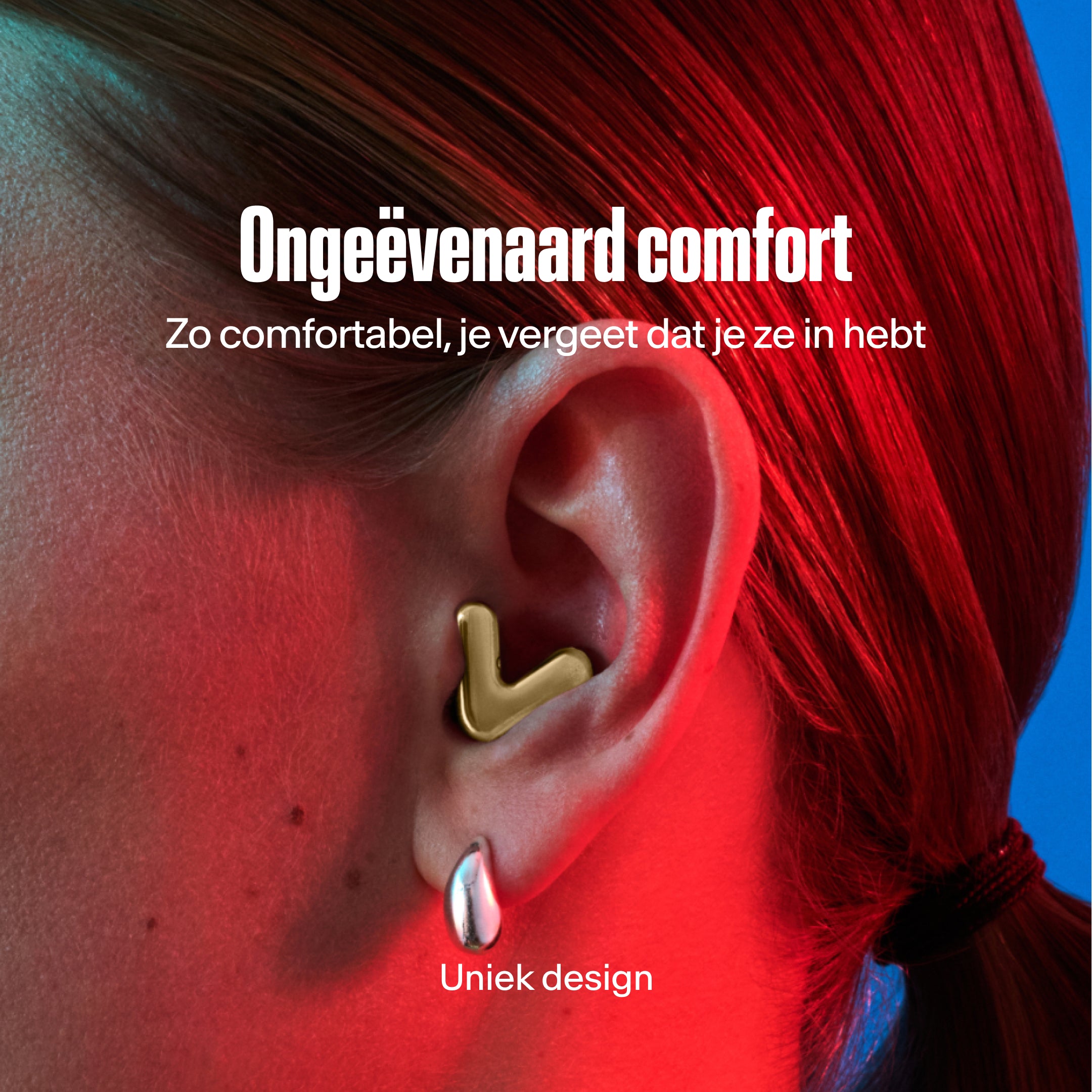 Detailbeeld van een oor met een Alpine Tune oordopje in goud, met de perfecte pasvorm in het oor