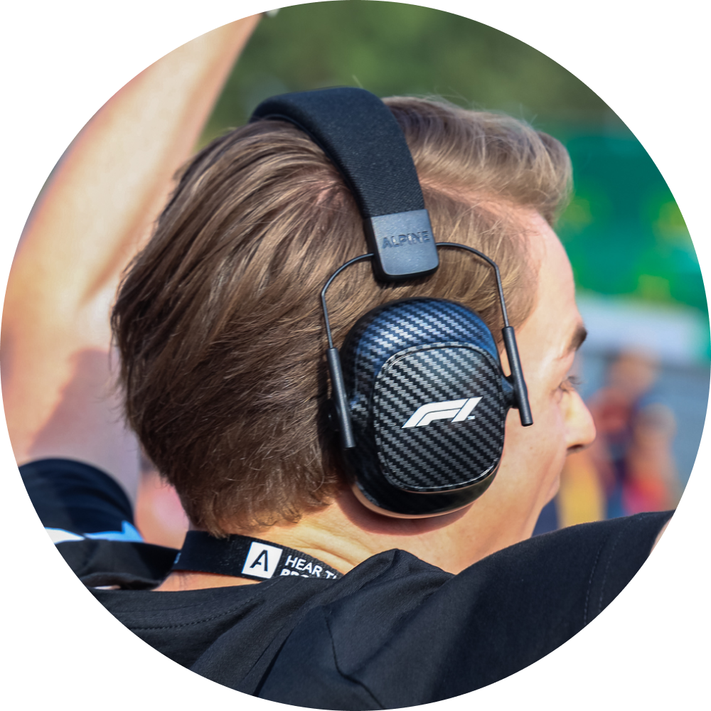 Man op motor race met oorkappen voor bescherming