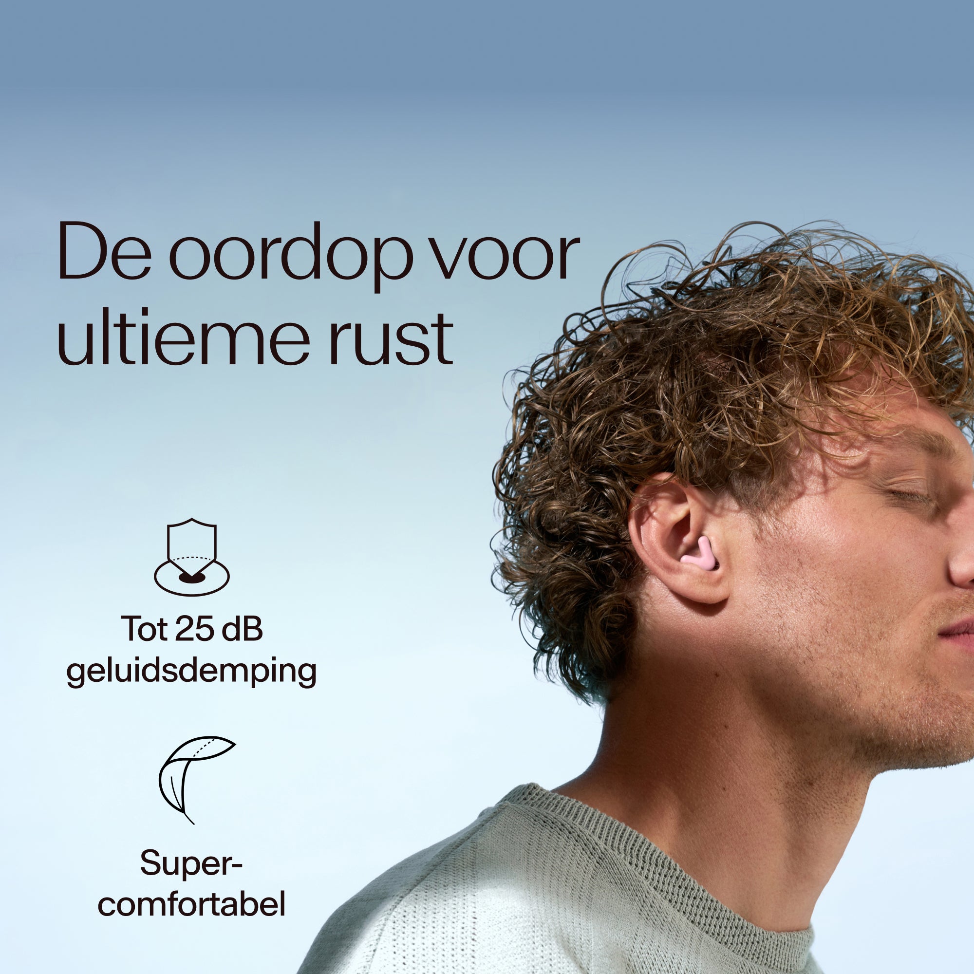 Man wearing earplugs with product features highlighted on a blue background #color_pink  #lang_nl