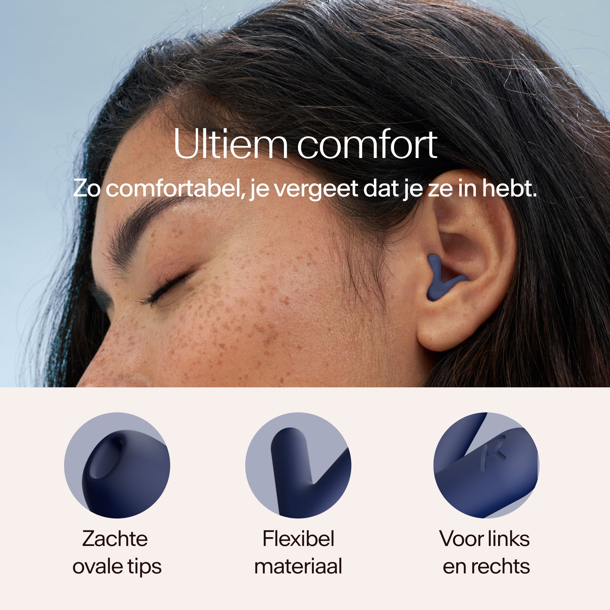 Close-up of a person wearing earplugs with text about comfort and product features #color_midnight-blue  #lang_nl