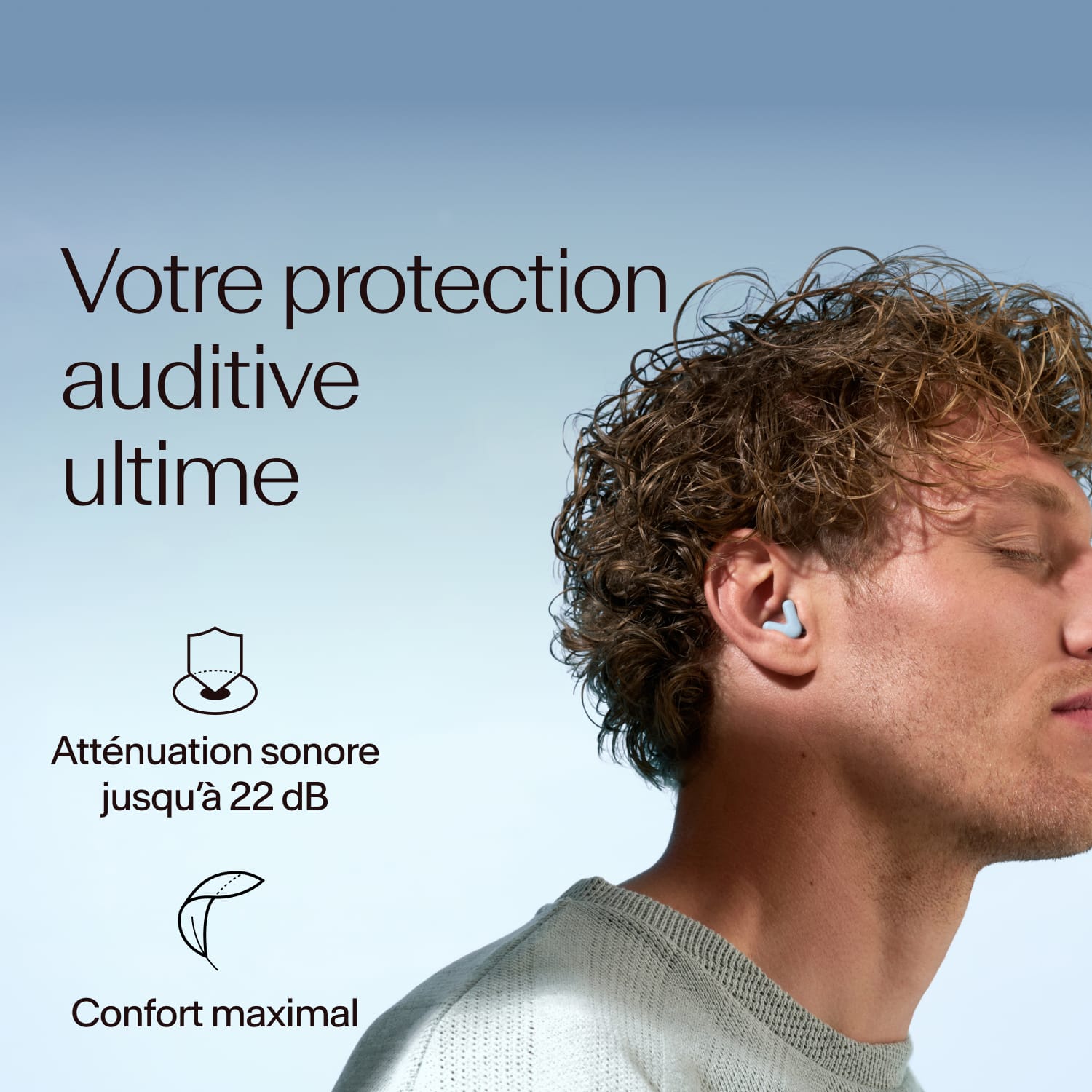Hommes portant les Alpine Silence en bleu clair, avec une atténuation de 22dB   