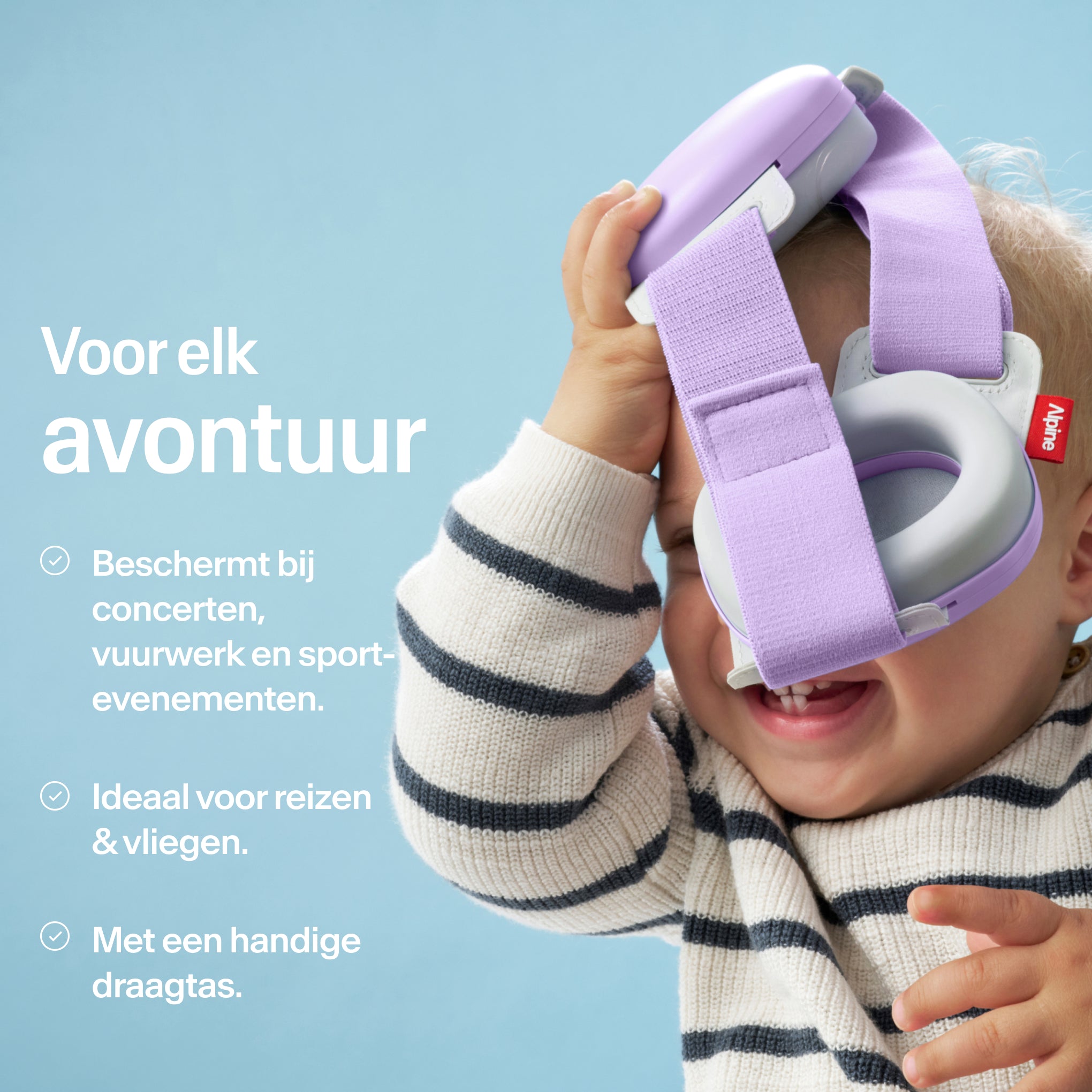 Baby houdt Alpine Muffy Baby in dawn purple in de hand met USPs voor gebruik #color_dawn-purple #lang_nl