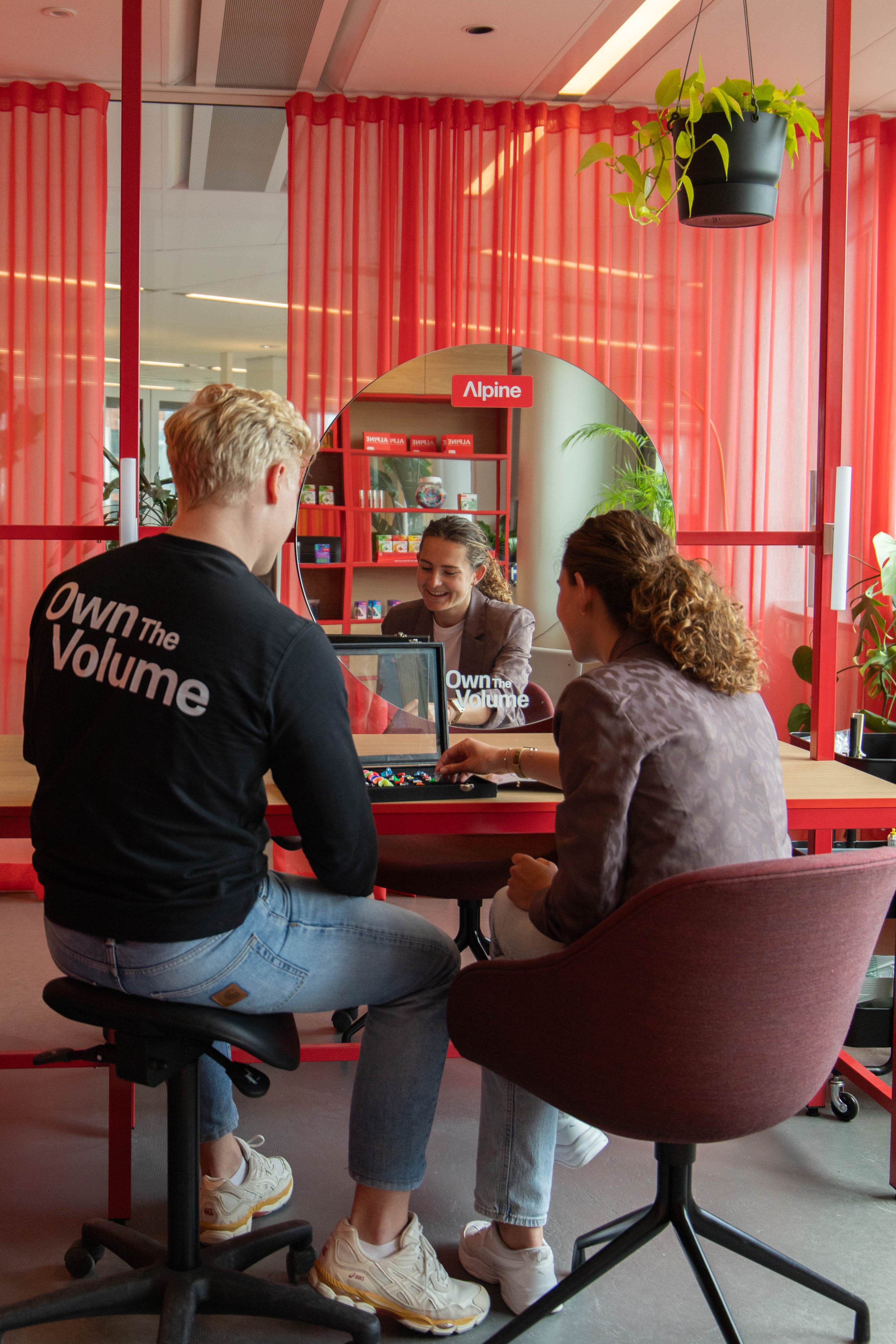 Vrouw die kleur voor op maat uitkiest in de winkel in Utrecht
