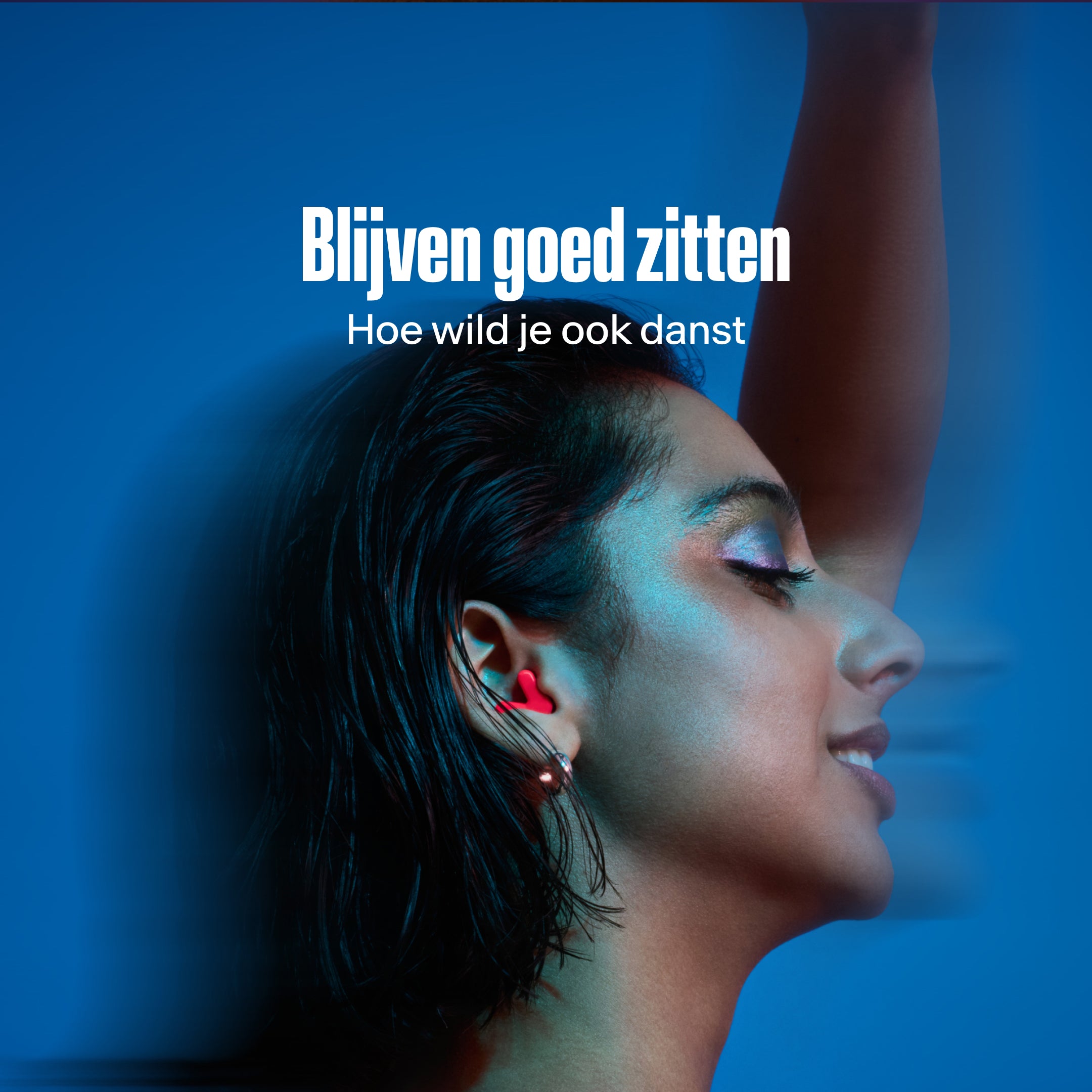 Vrouw draagt Alpine Tune in neon-pink terwijl ze danst #color_neon-pink  #lang_nl