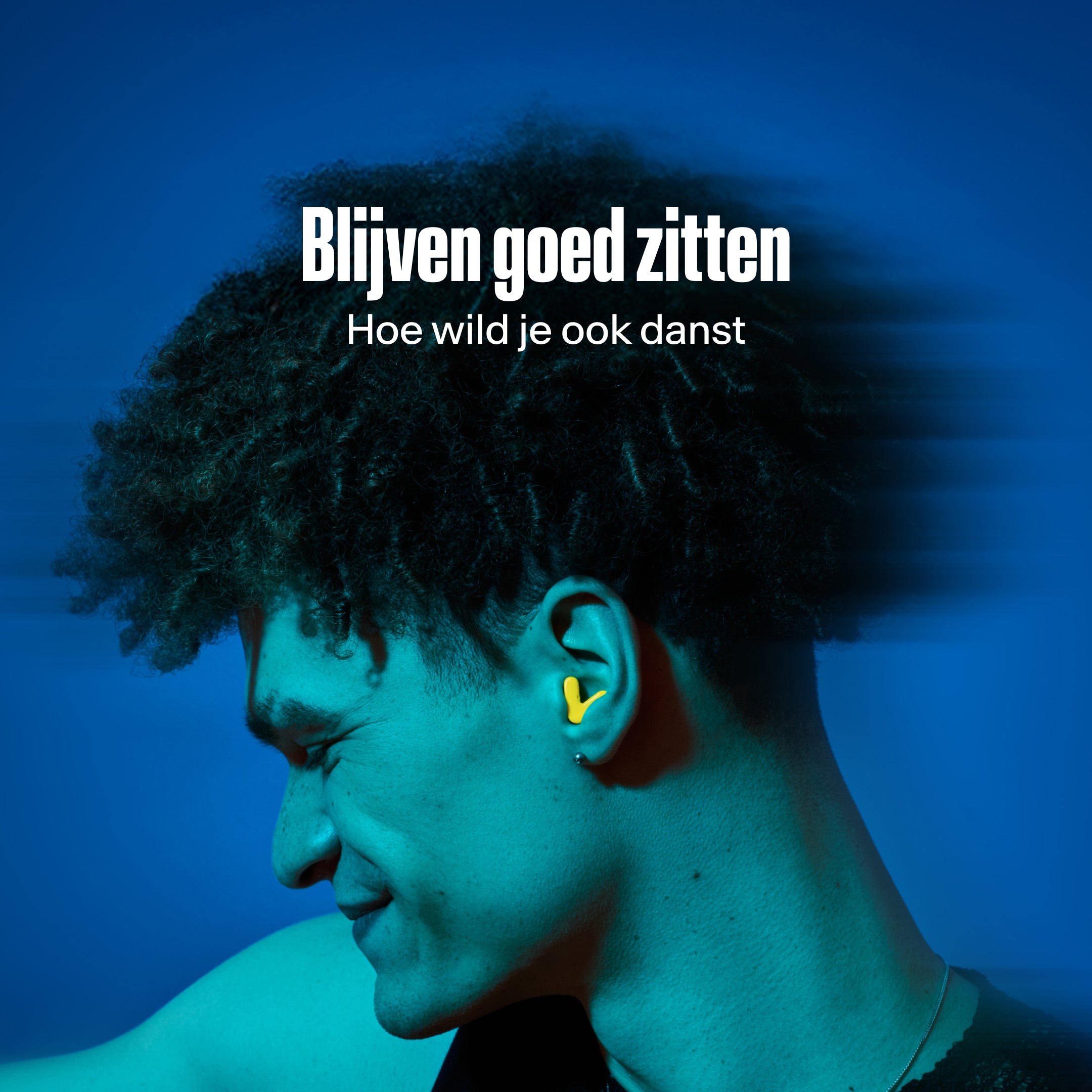 Man draagt Alpine Tune in neon-yellow terwijl ze danst #color_neon-yellow #lang_nl