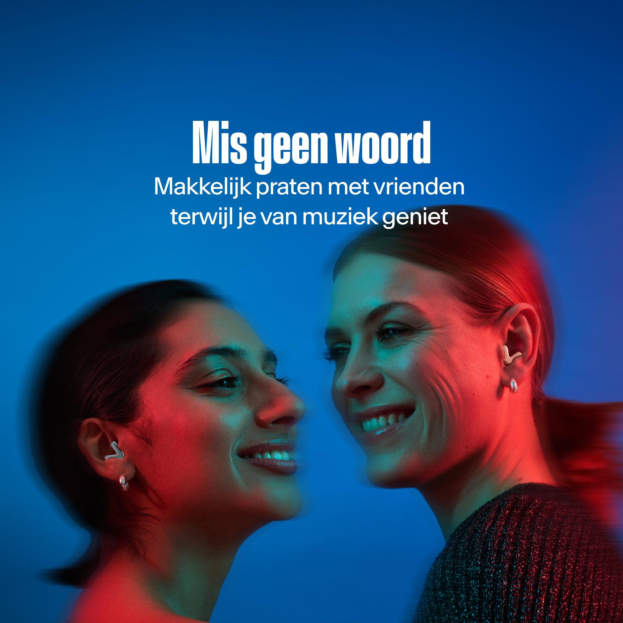 twee vrouwen met Alpine Tune in rose-gold en silver dansen samen #color_rose-gold #color_silver #lang_nl