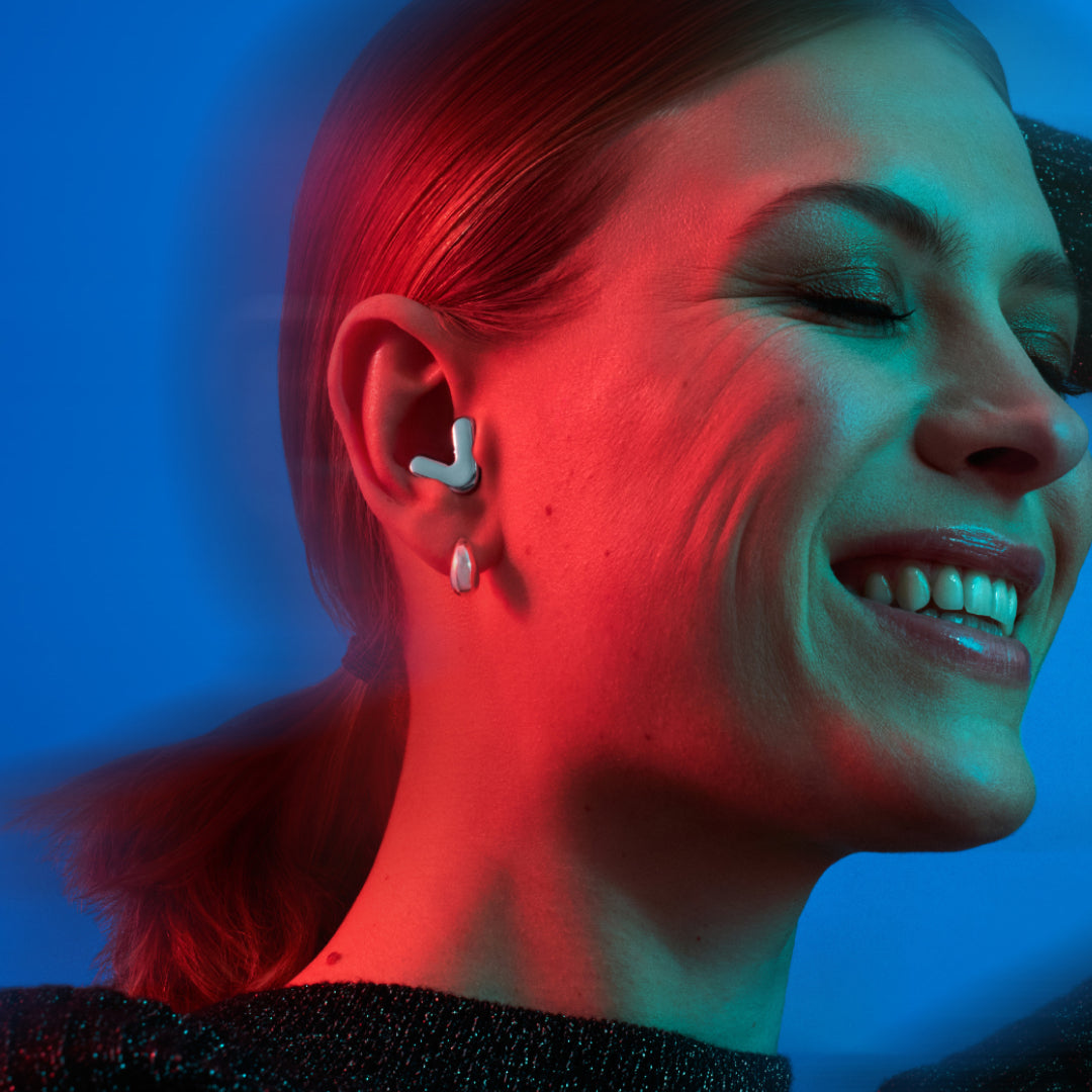 Woman wears Alpine Tune in gold – showcases advanced music filter USP 