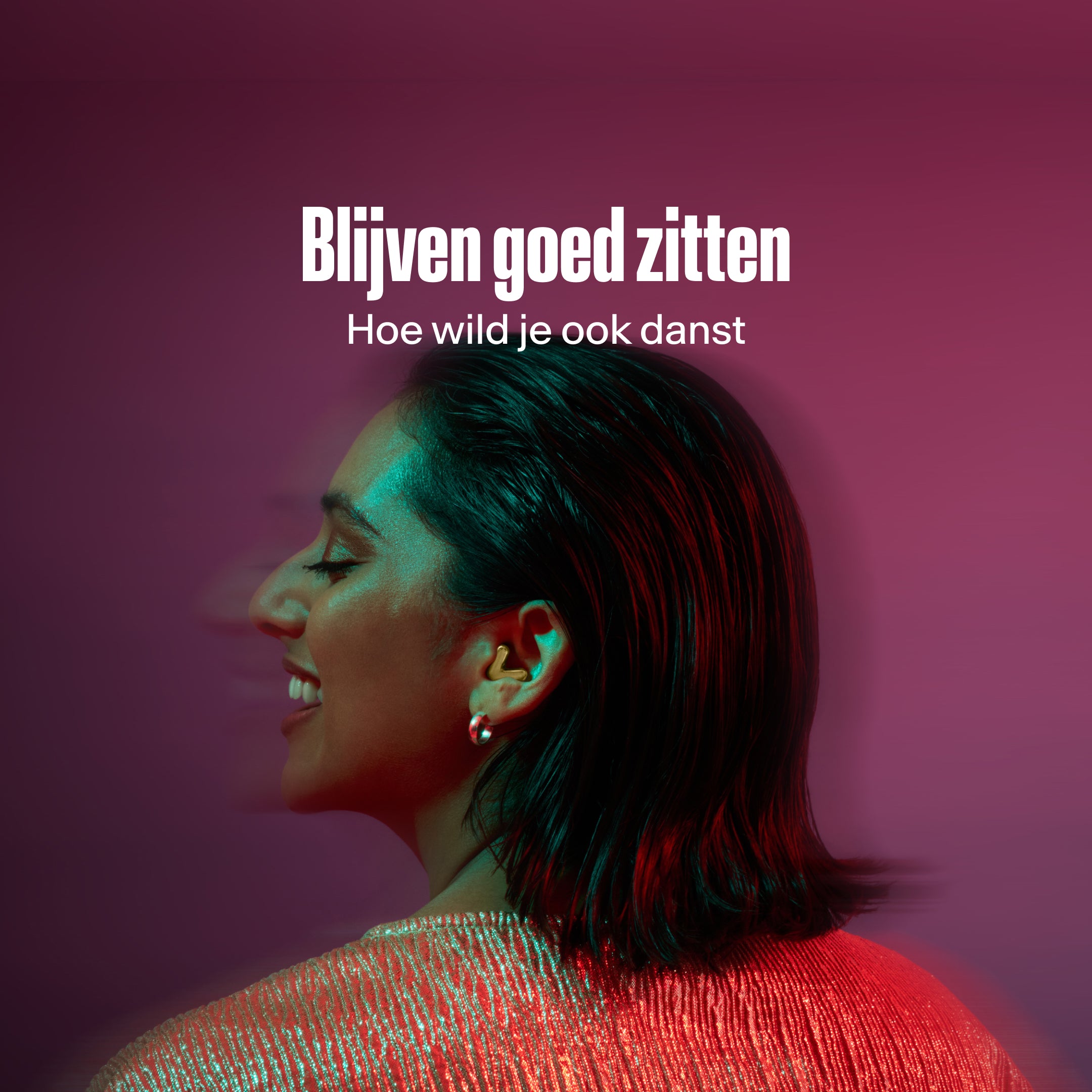 Vrouw draagt Alpine Tune in goud terwijl ze danst 